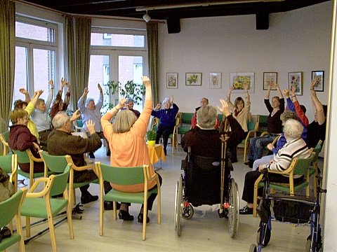 Der Gesprächskreis beginnt mit einer halbstündigen Stuhlkreistherapie