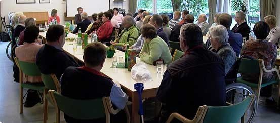 Mitglieder der POLIO Selbsthilfe e. V. bei einem Gruppentreffen